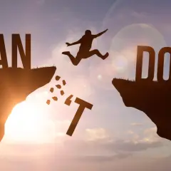 Sylwetka skacze przez przepaść, pokonując przeszkody. Napis "I CAN DO IT" symbolizuje siłę woli i motywację, jak w mądrych cytatach po angielsku.
