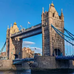 Tower Bridge w Londynie, jedna z głównych atrakcji po angielsku, majestatycznie wznosi się nad Tamizą.