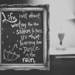Krótkie cytaty po angielsku z tłumaczeniem: "Life isn't about waiting for the storm to pass. It's about learning how to dance in the rain.