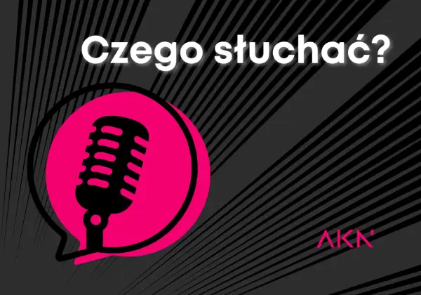 Co słuchać? Może podcasty do nauki angielskiego? Czarny mikrofon w różowej chmurce.